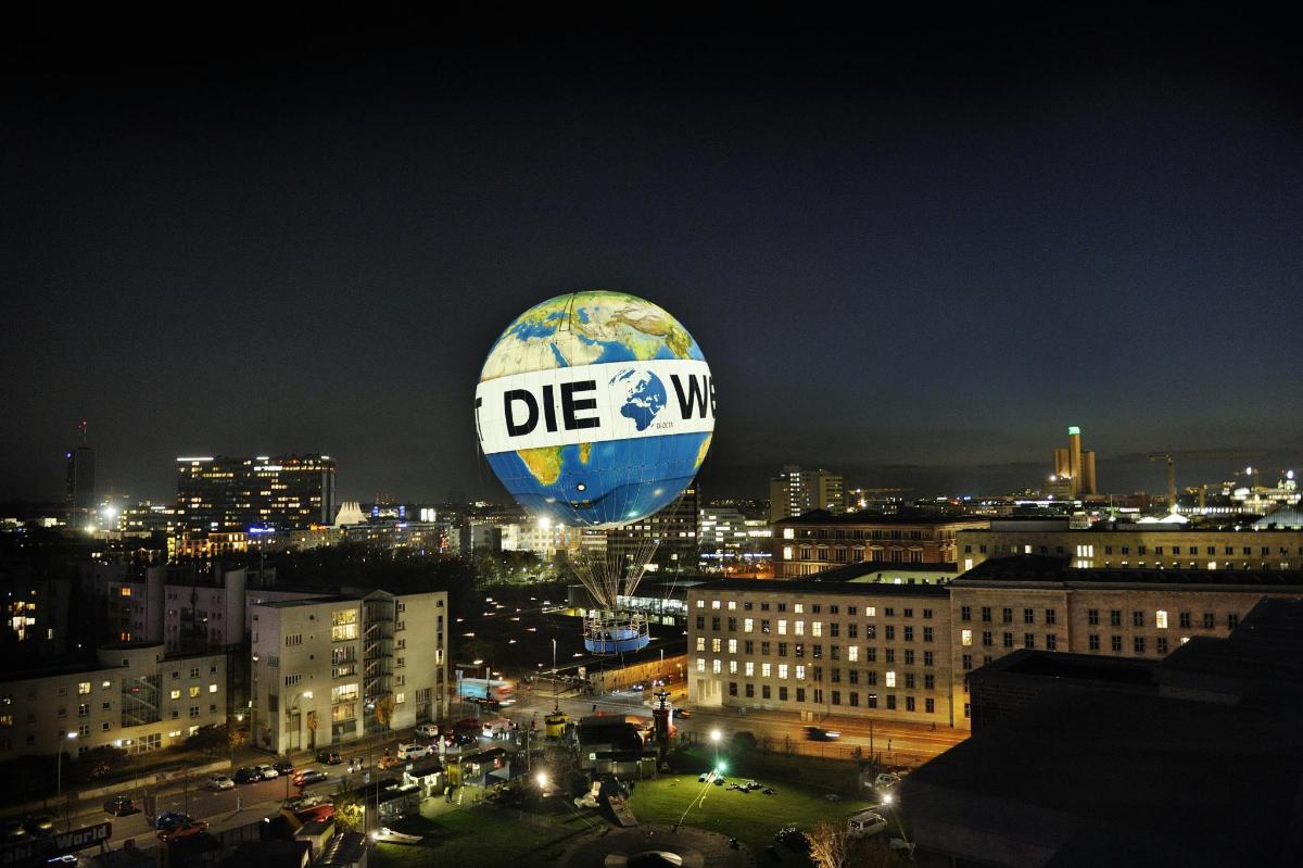 Globo aerostático en medio de una ciudad por la noche