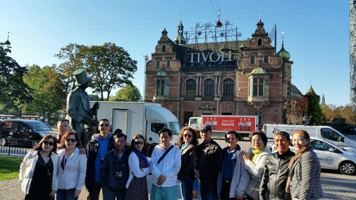 grupp inimesi, kes seisavad hoone ees