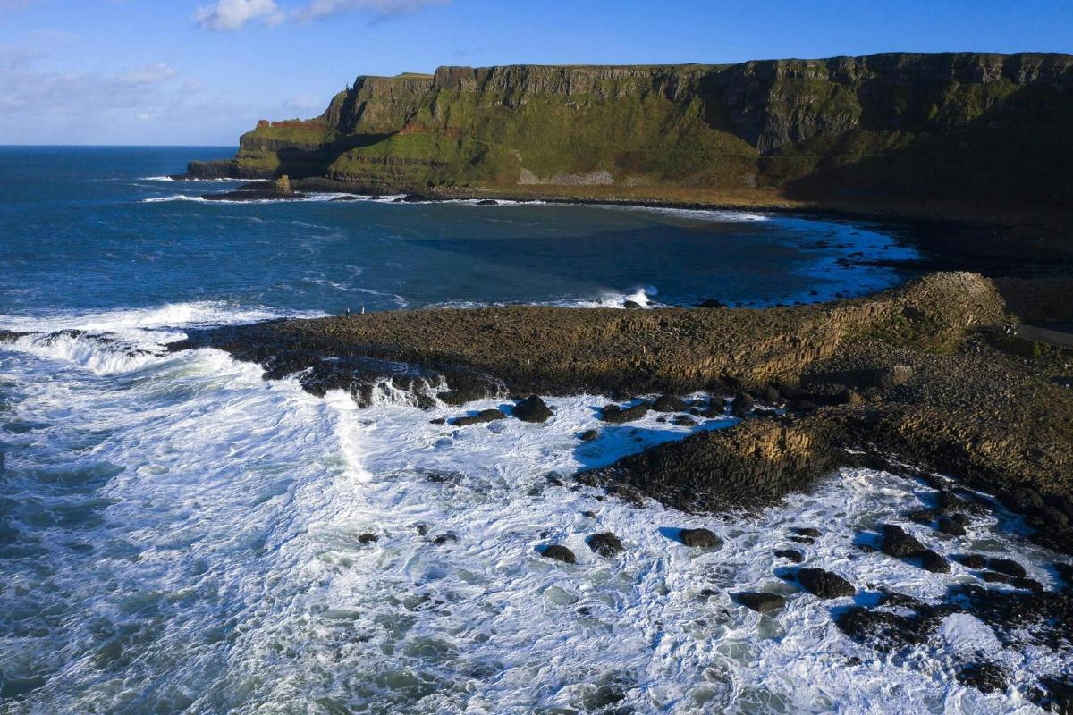 una vista aerea dell'oceano e di una spiaggia rocciosa