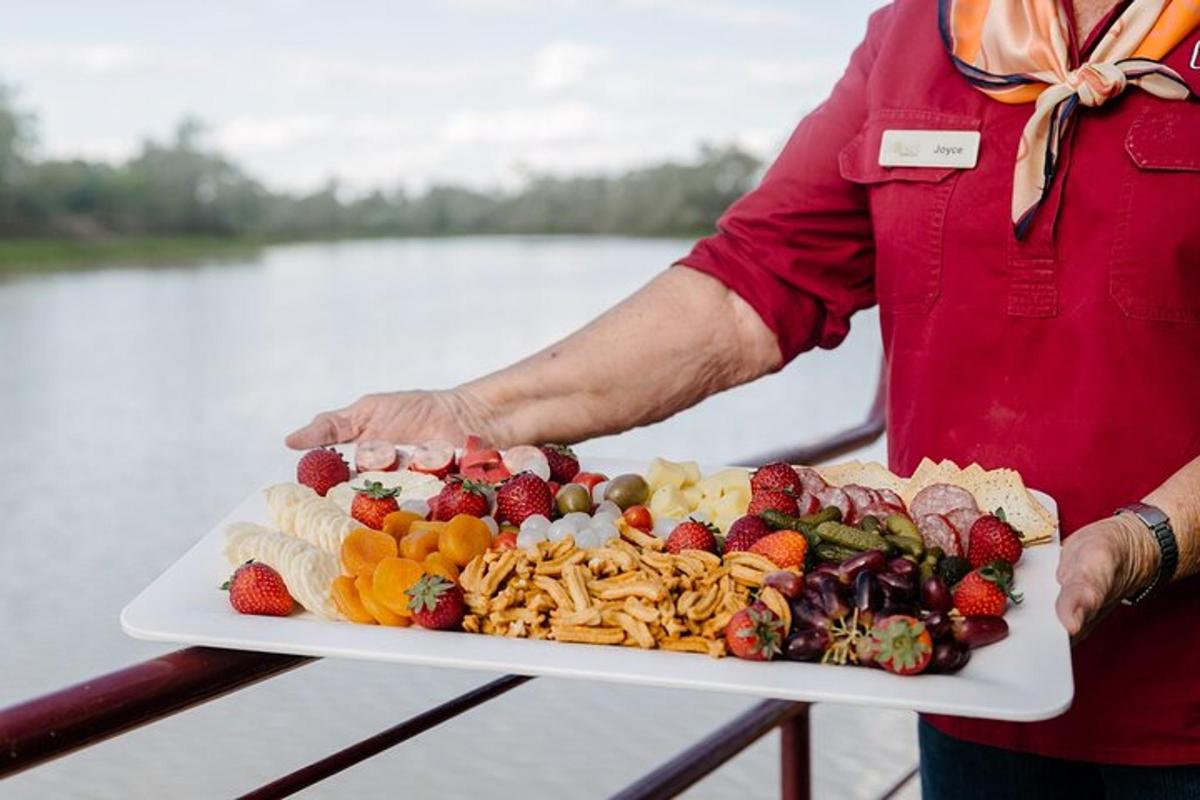 一个人拿着盘子里的食物托盘