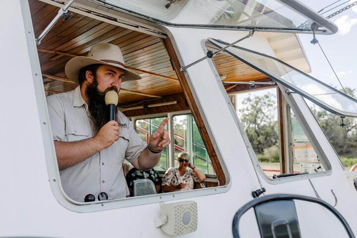 一名男子在餐车里对着麦克风唱歌