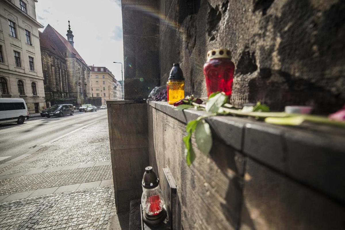 tänava kõrval seinal olev pudelite rühm