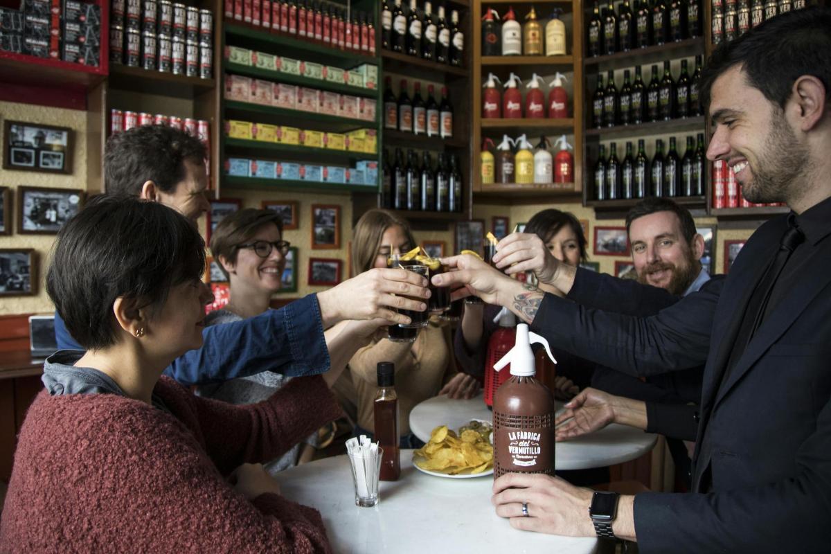 um grupo de pessoas bebendo em uma mesa de bar