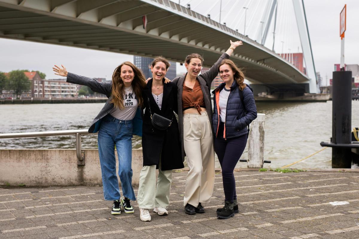 un gruppo di persone in piedi davanti a un ponte