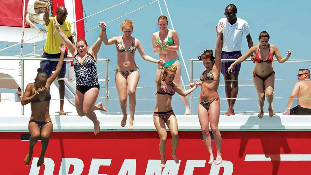 grupp naisi ujumisriietes paadis