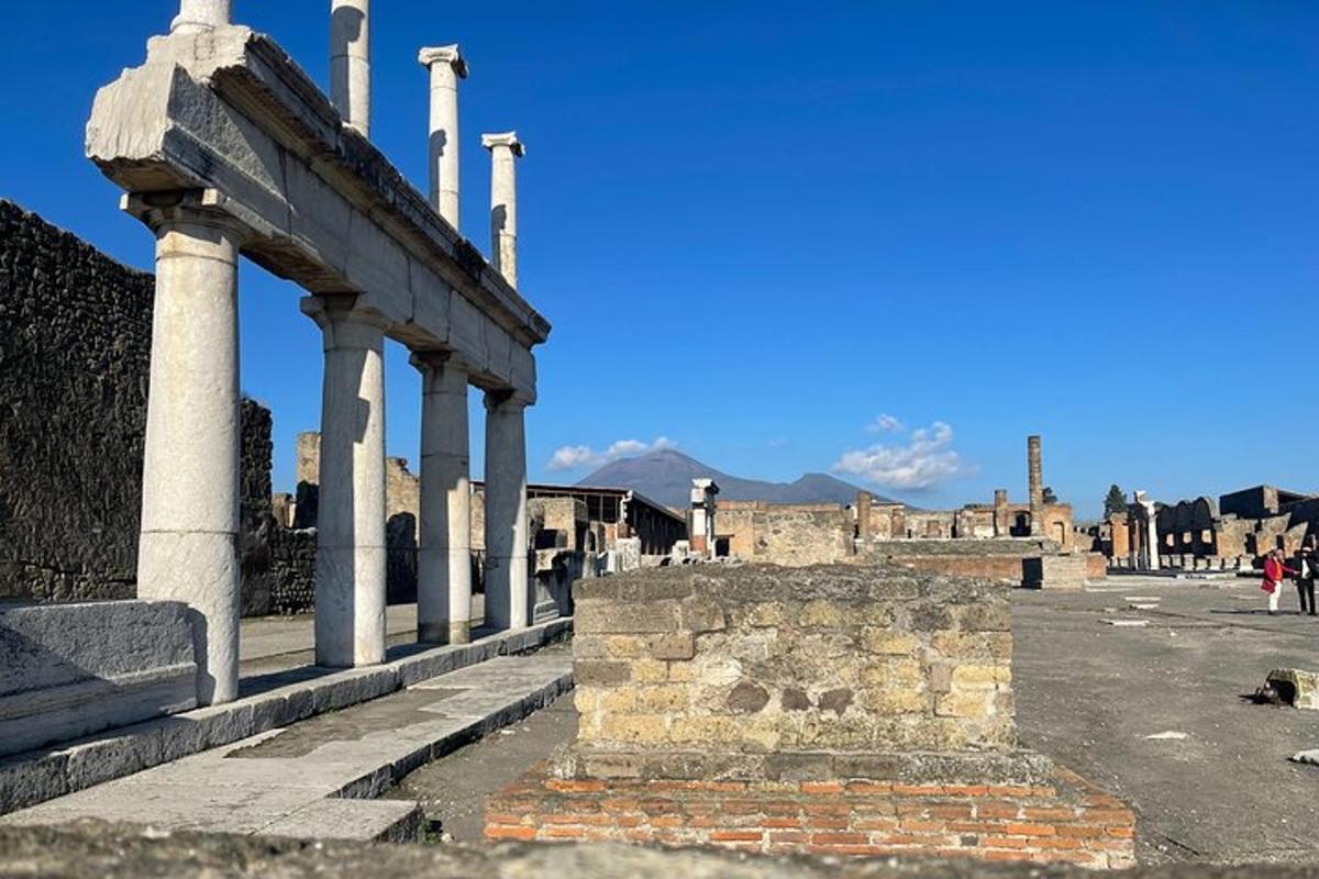 Αρχαία ερείπια ενός κτιρίου με κίονες σε έναν δρόμο