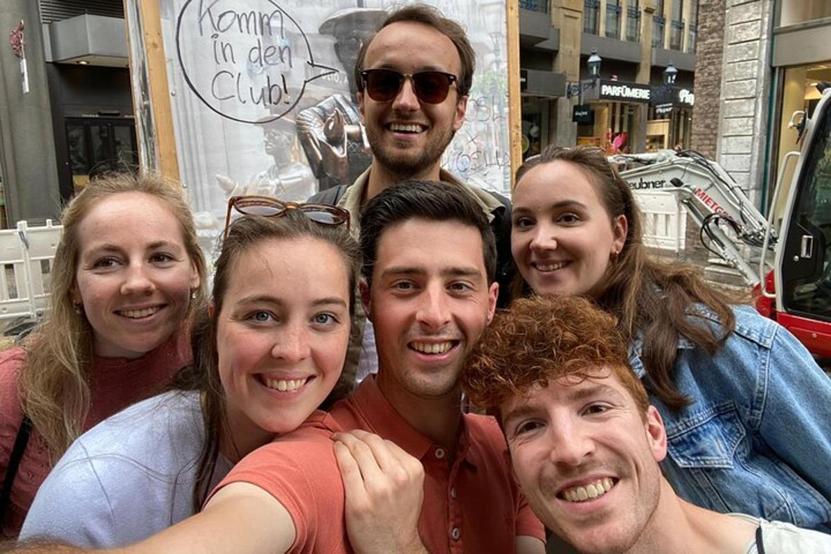 一群人摆姿势拍照