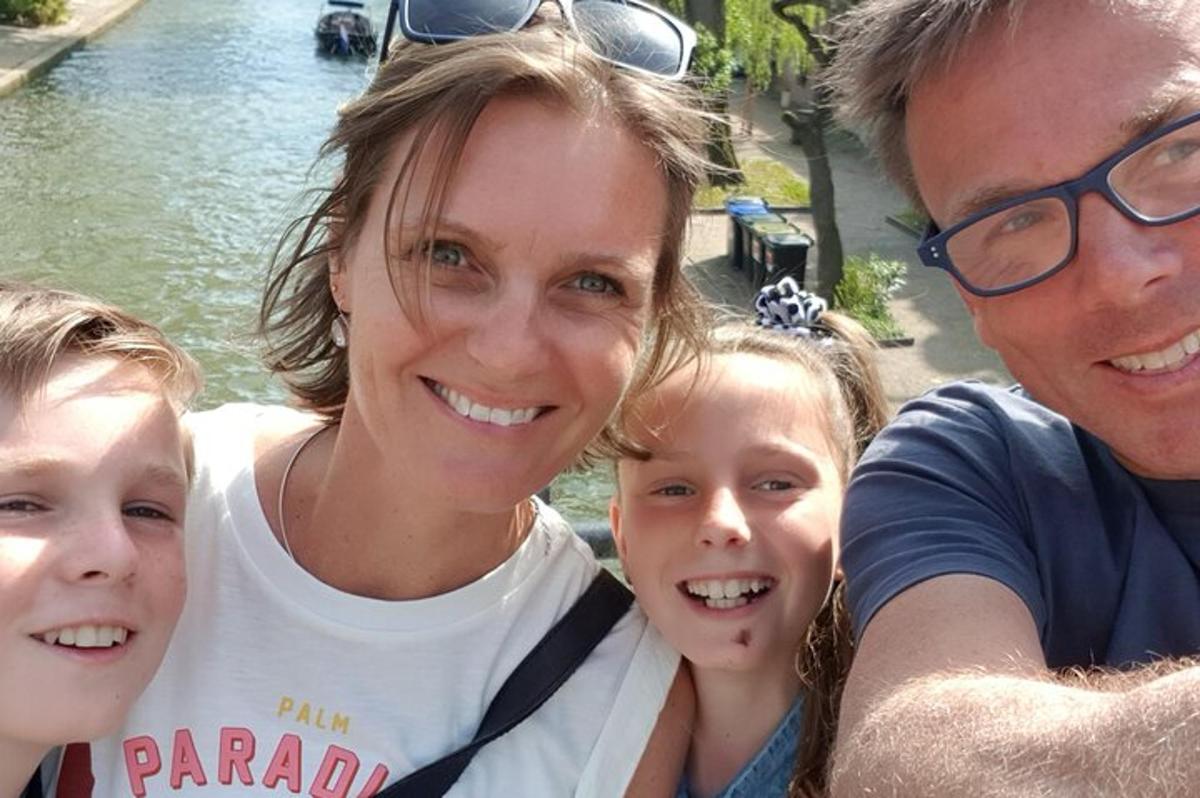 一名男子、一名女子和两个孩子合影