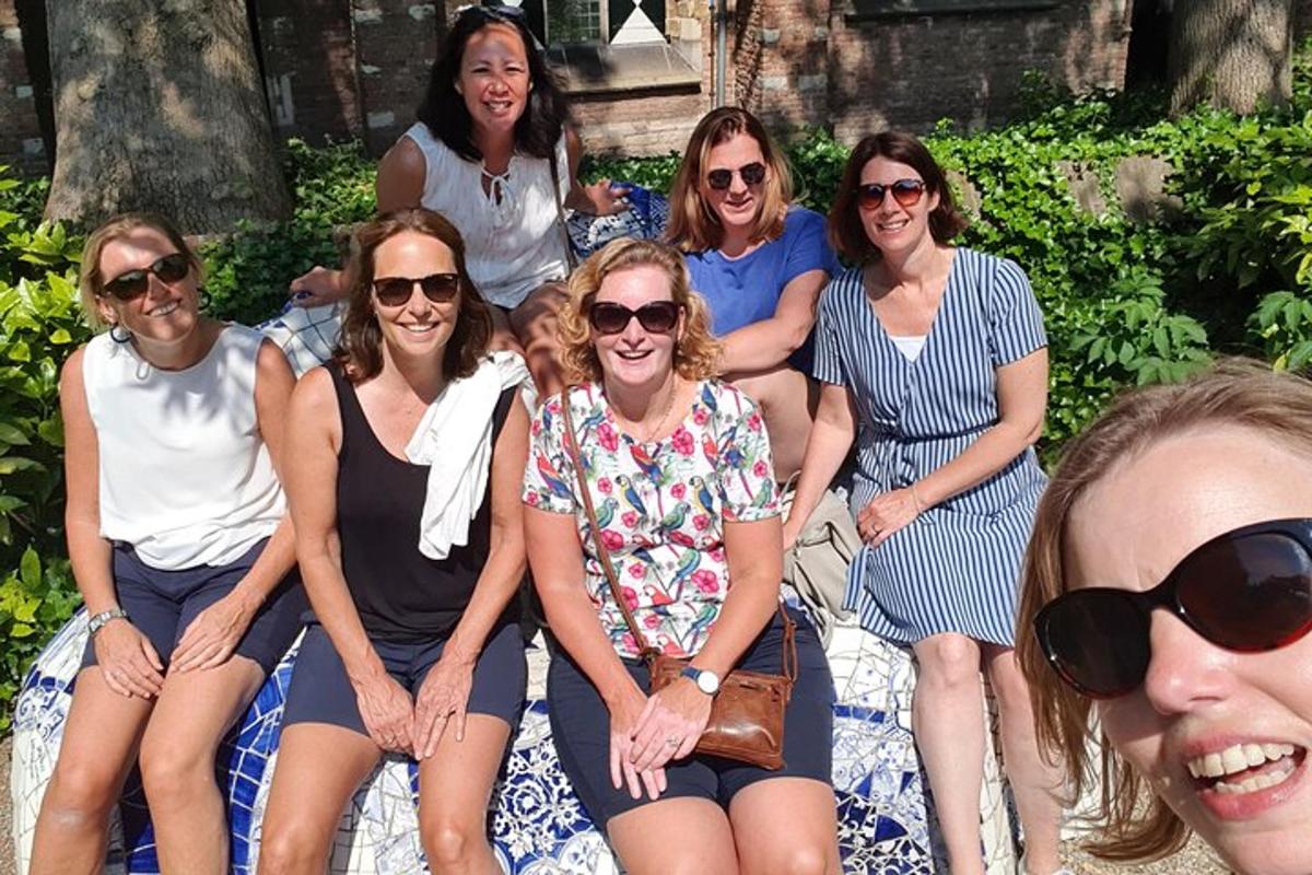 一群妇女坐在毯子上