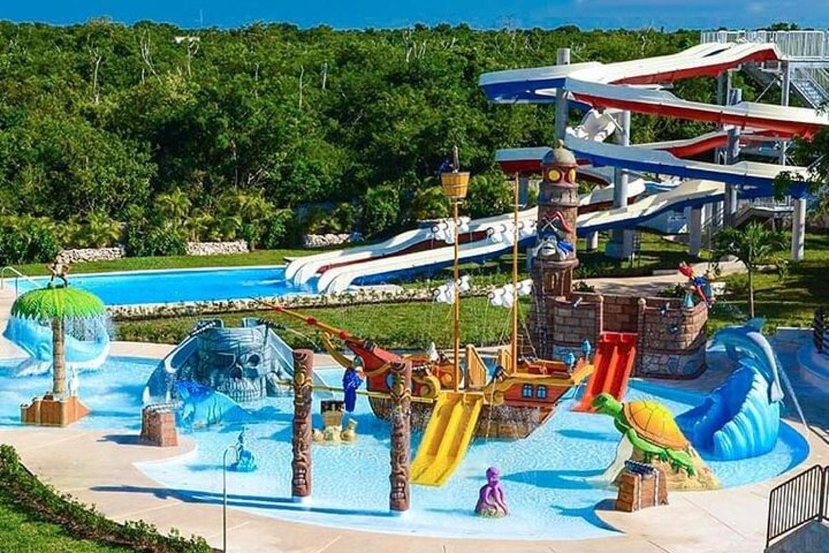 vodní park s tobogánem a skluzavkami