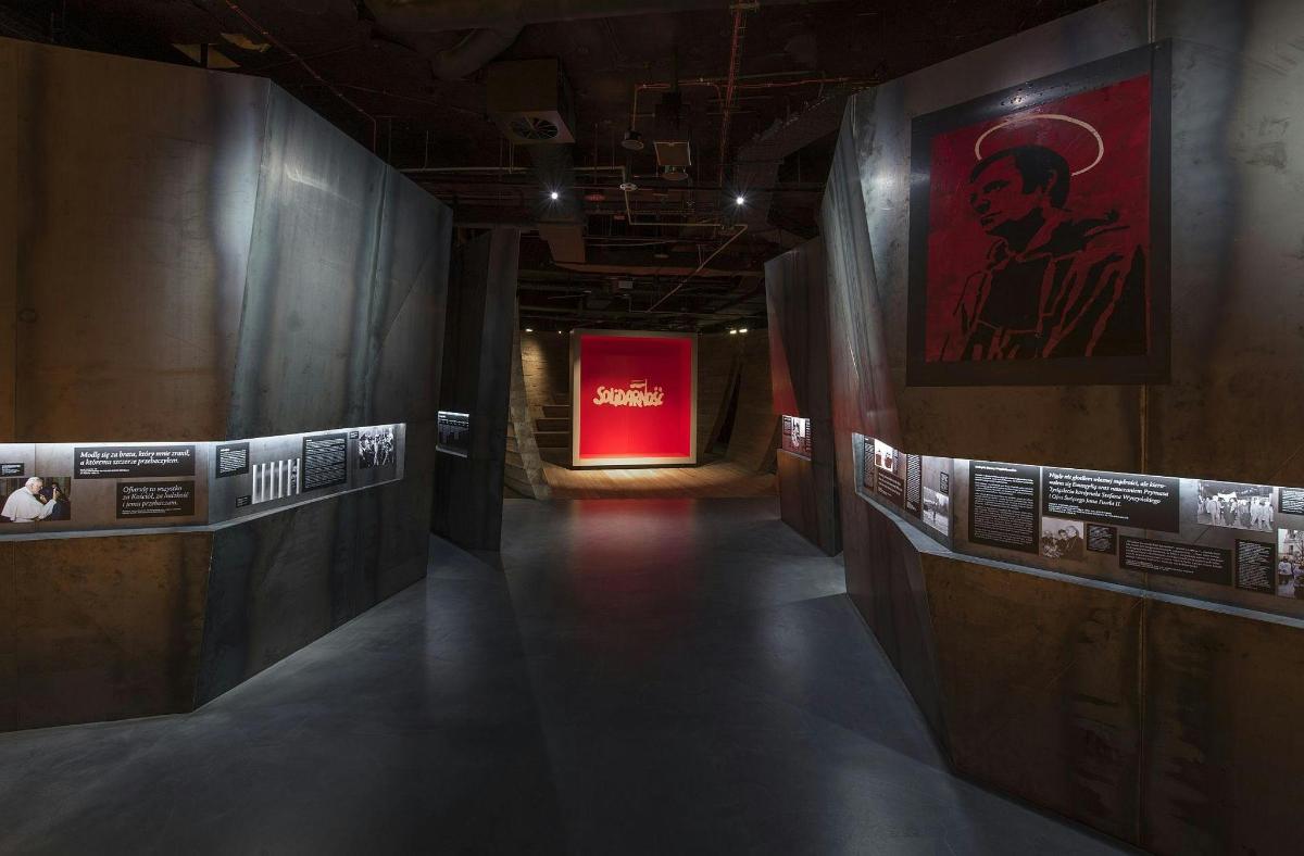 lorong dalam muzium dengan papan tanda merah