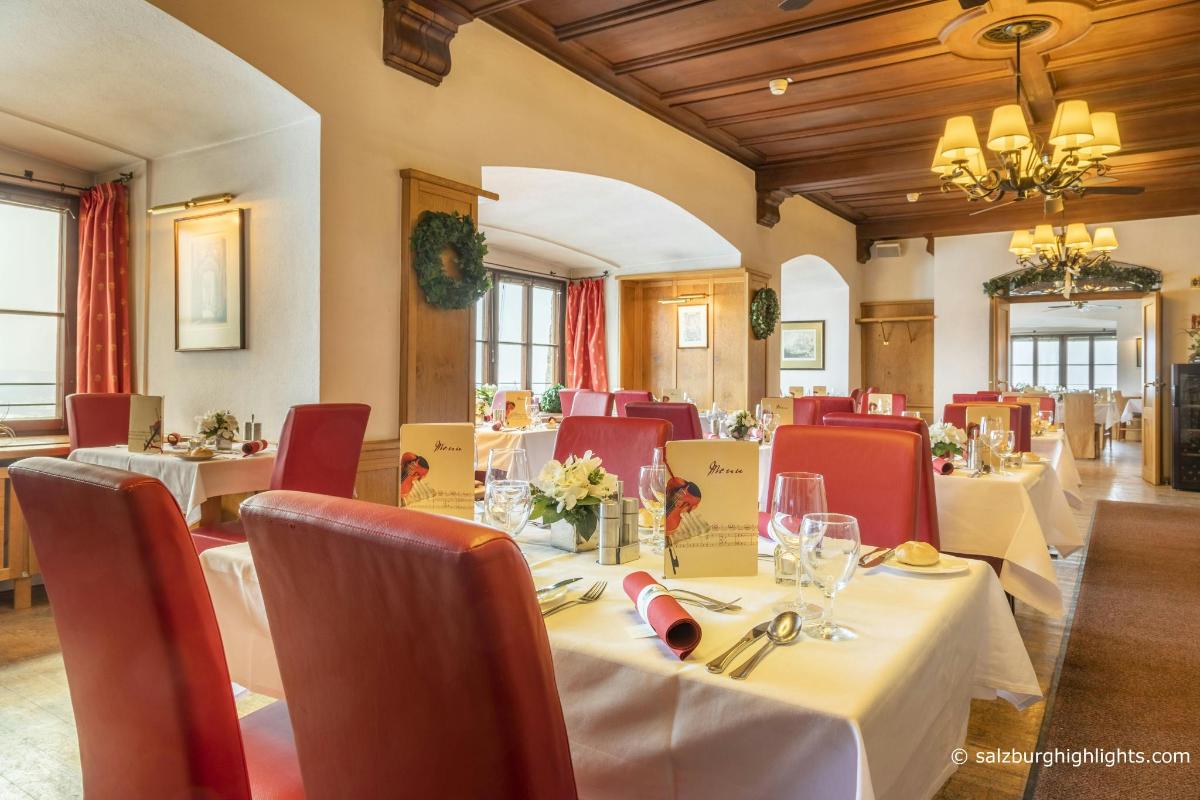 ein Esszimmer mit Tischen und roten Stühlen