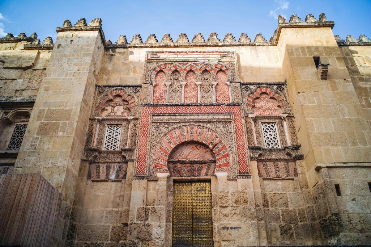 Un edificio con una puerta dorada en el frente.