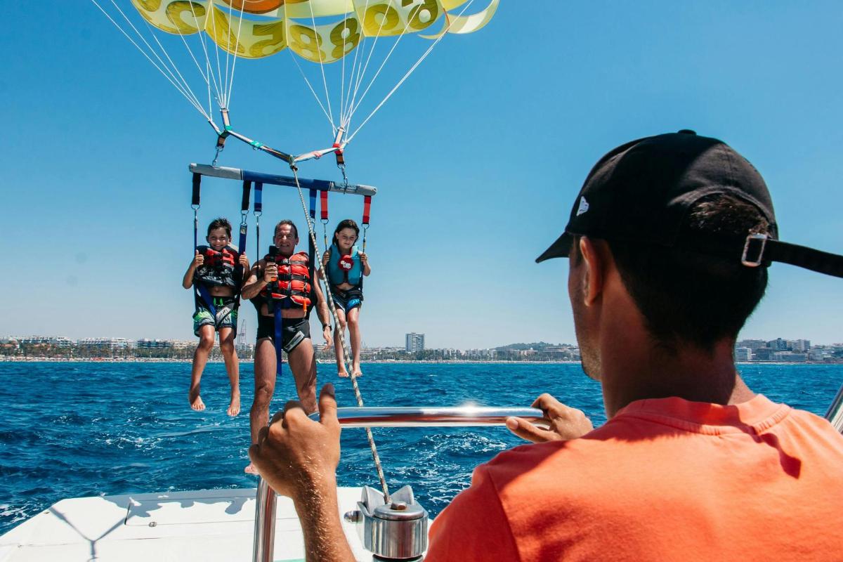 un gruppo di persone che saltano da una barca in acqua