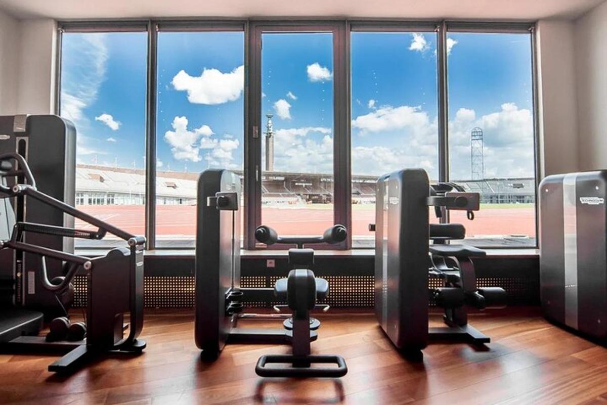 et fitnesscenter med udsigt over en lufthavn
