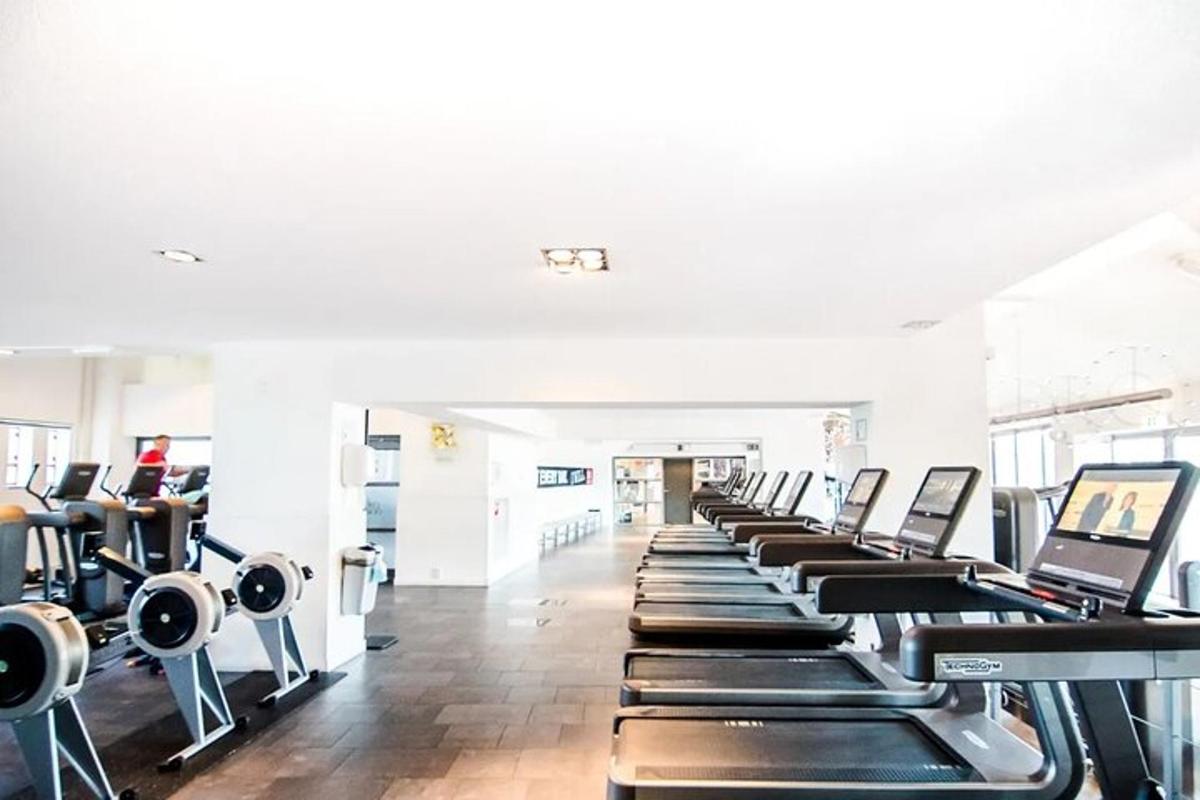 en række løbebånd i et fitnesscenter