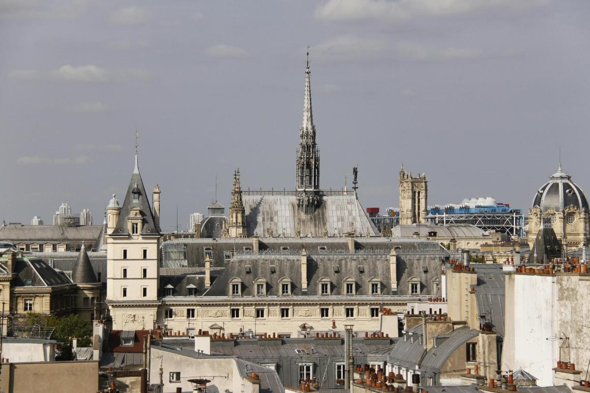 a view of a large building in a city