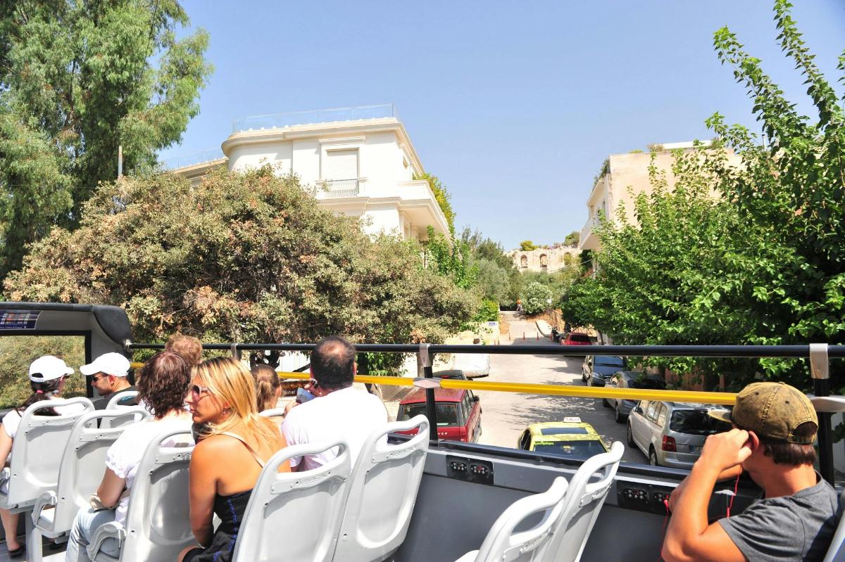 un gruppo di persone in viaggio su un autobus turistico