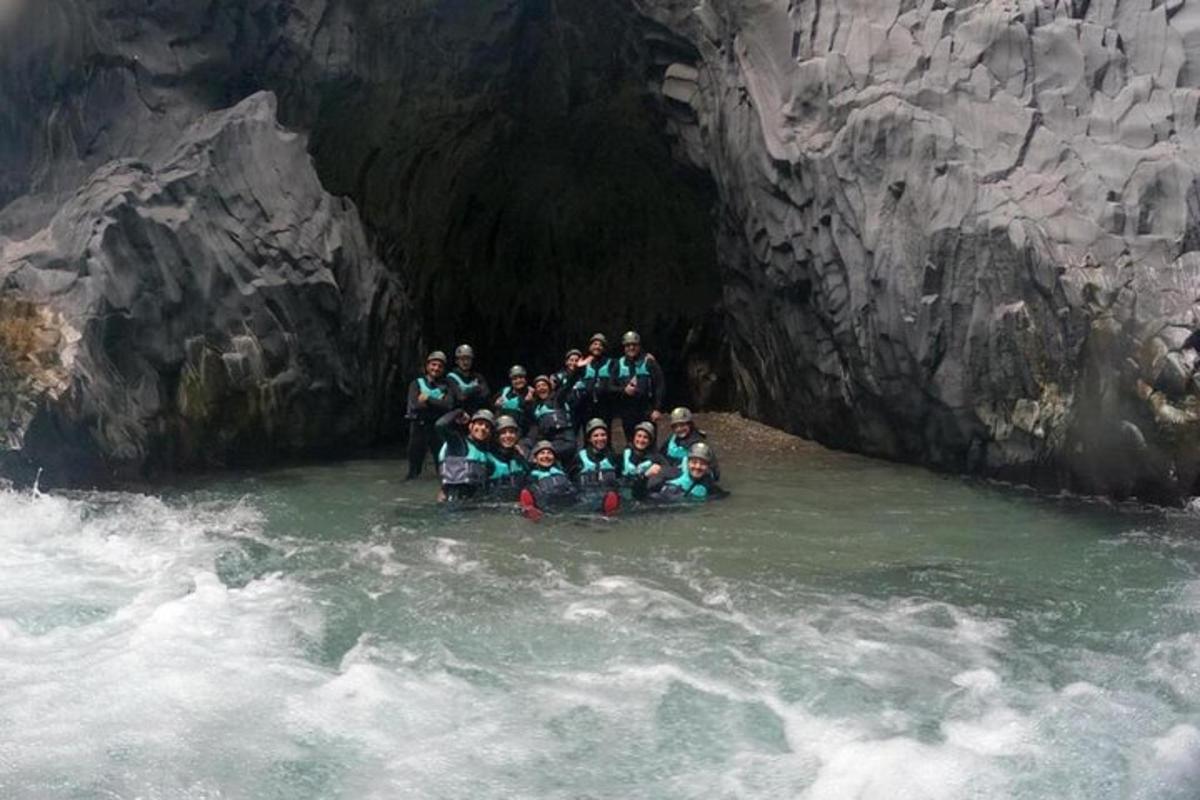 un gruppo di persone in piedi nell'acqua in una grotta