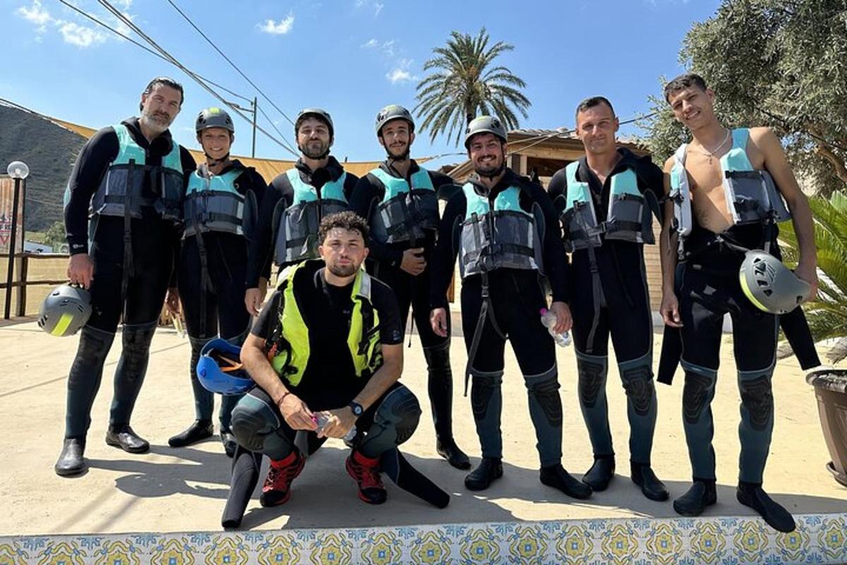un gruppo di uomini in attrezzatura da sub che posano per una foto