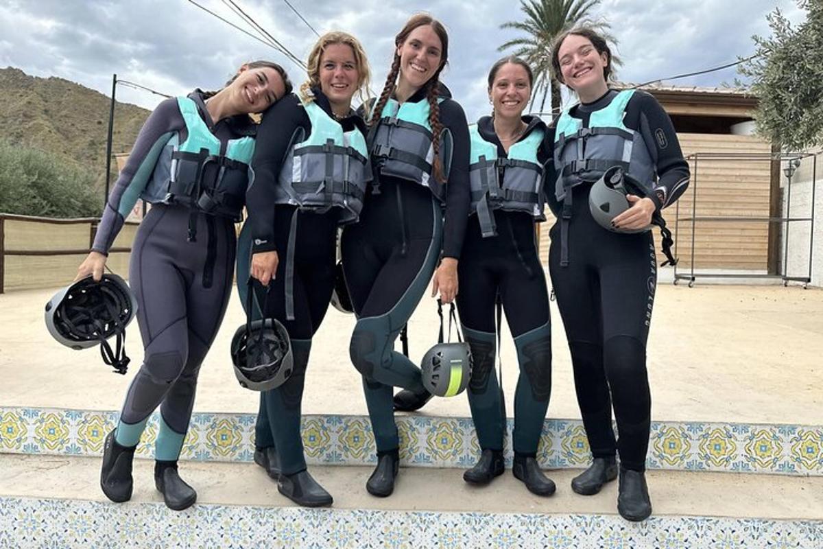 un gruppo di donne in muta in piedi accanto a una piscina