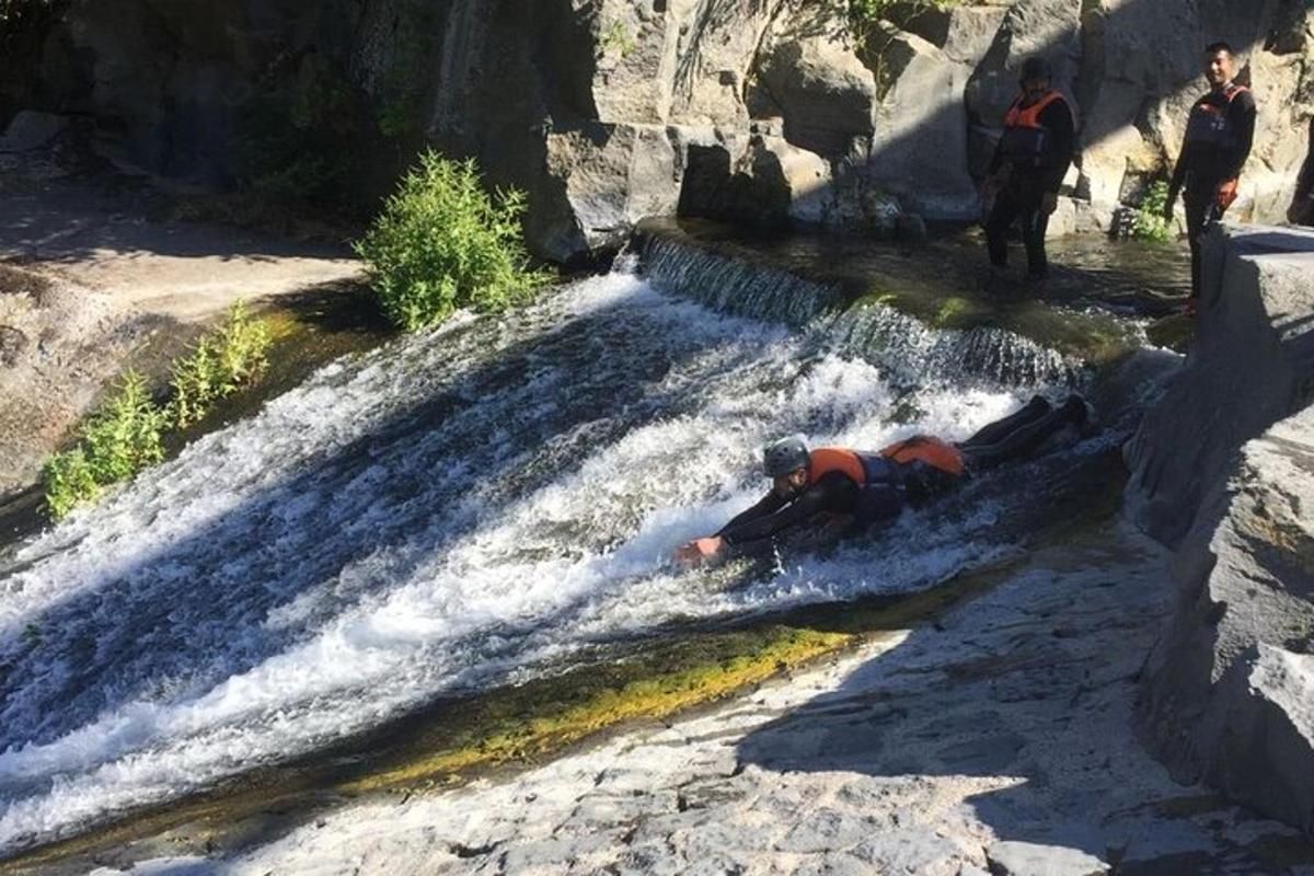 особа која лежи на земљи у реци