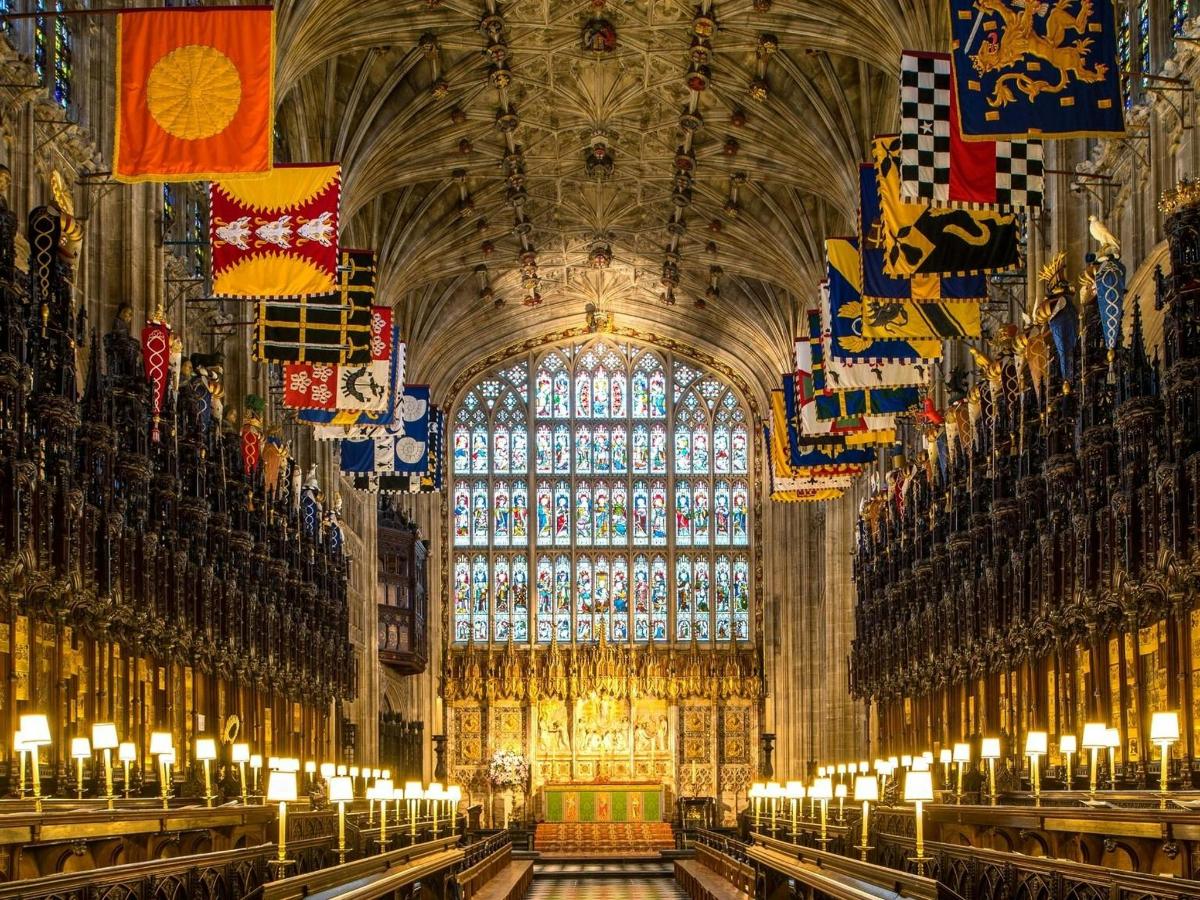 una grande cattedrale con una grande vetrata