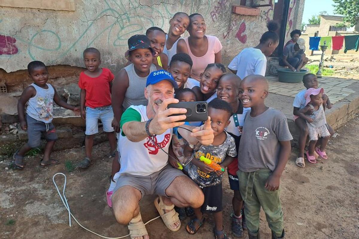 Ein Mann macht ein Foto von einer Gruppe Kinder