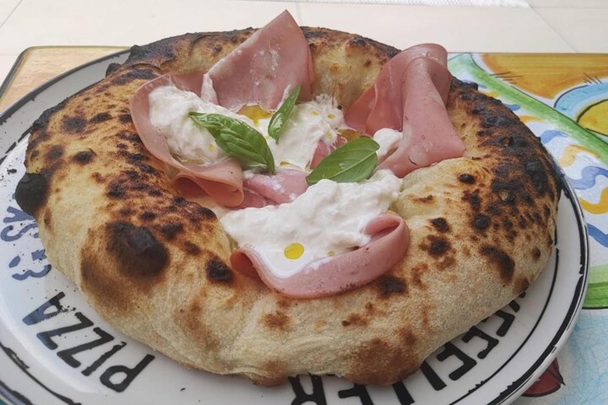 una piccola pizza su un piatto su un tavolo