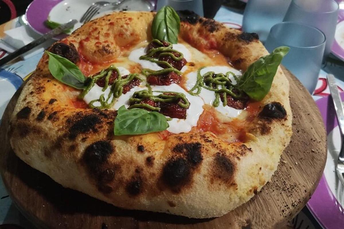 una pizza appoggiata su un tagliere di legno