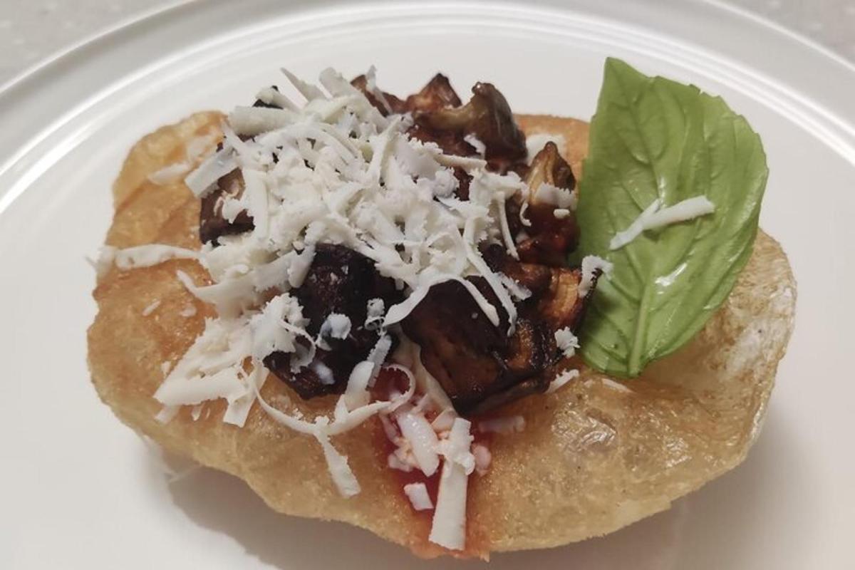 un plat blanc amb un pastís amb una fulla verda