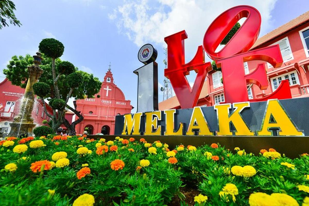 un cartello per Melaka con un campo di fiori