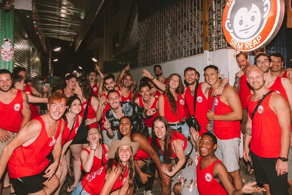 un gruppo di persone in maglietta rossa che posano per una foto