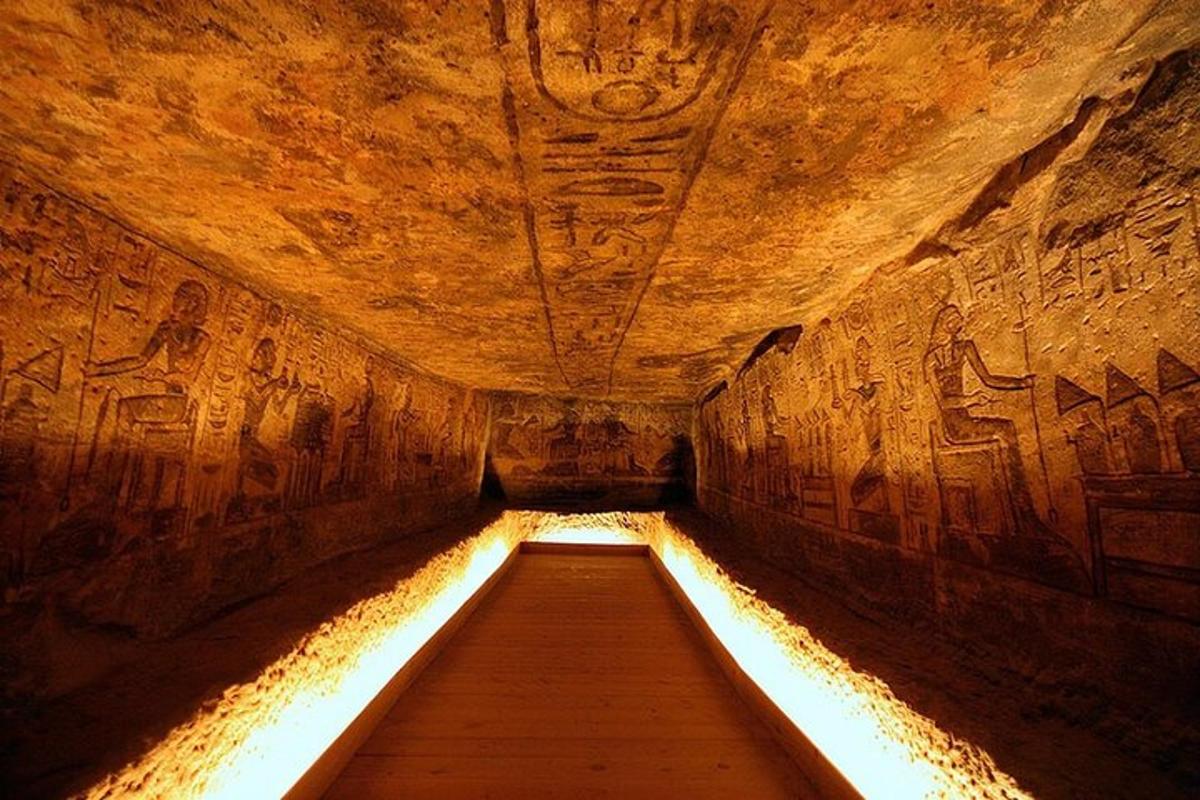 un tunnel in un antico edificio con dipinti sulle pareti