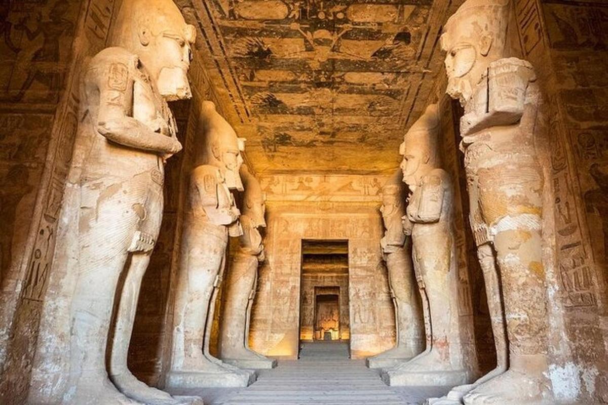 una vista di un antico tempio con statue