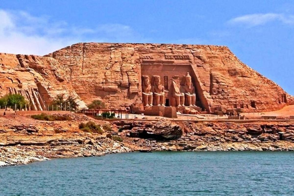 un'immagine di un antico monumento su una scogliera