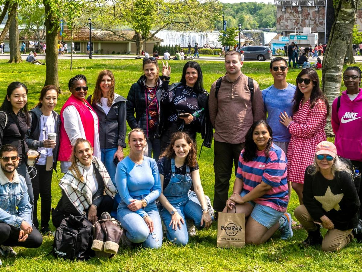 eine Gruppe von Menschen, die in einem Park für ein Foto posieren