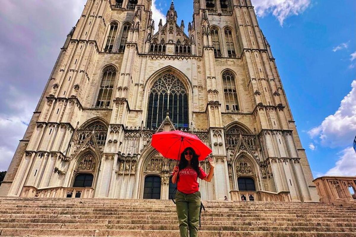 žena držící červený deštník před kostelem