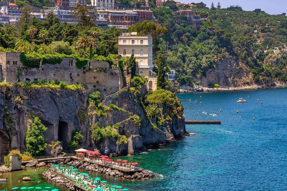 θέα σε ένα υδάτινο σώμα με ένα κάστρο