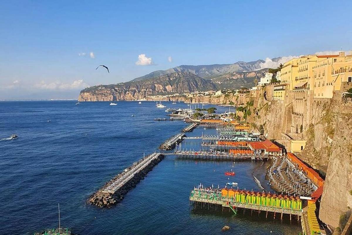 μια θέα ενός λιμανιού με βάρκες στο νερό