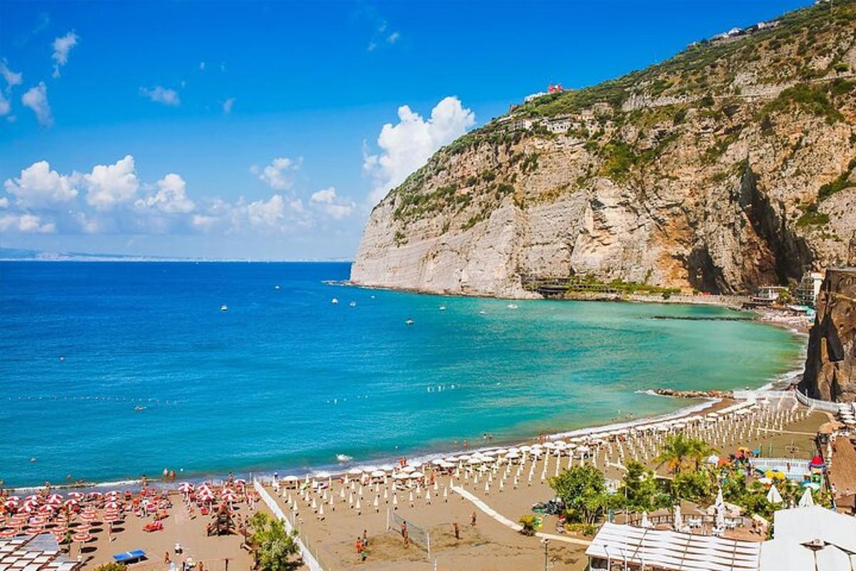egy strand egy csomó napernyővel és az óceánnal
