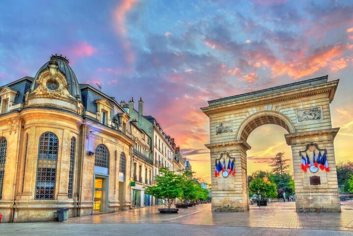 um grande edifício com um arco na frente