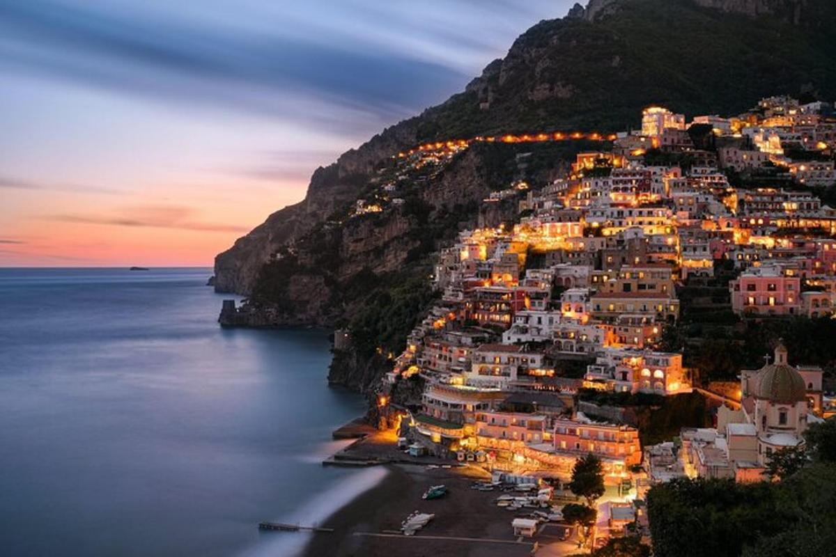 uma cidade na encosta de uma montanha à noite