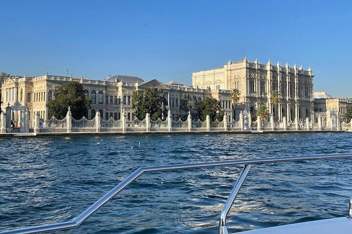 ein Boot im Wasser vor einem Gebäude