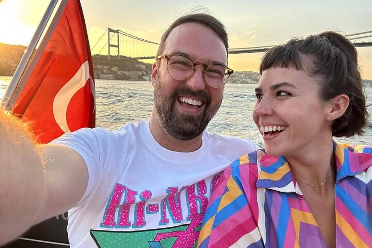 ein Mann und eine Frau auf einem Boot im Wasser