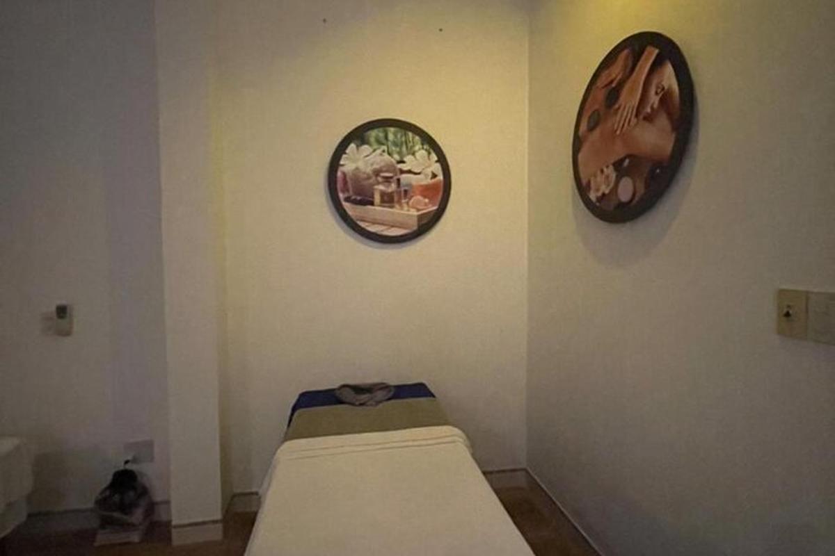una stanza con un letto e due quadri sul muro