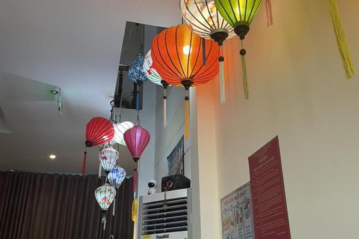 un gruppo di lanterne colorate appese al soffitto