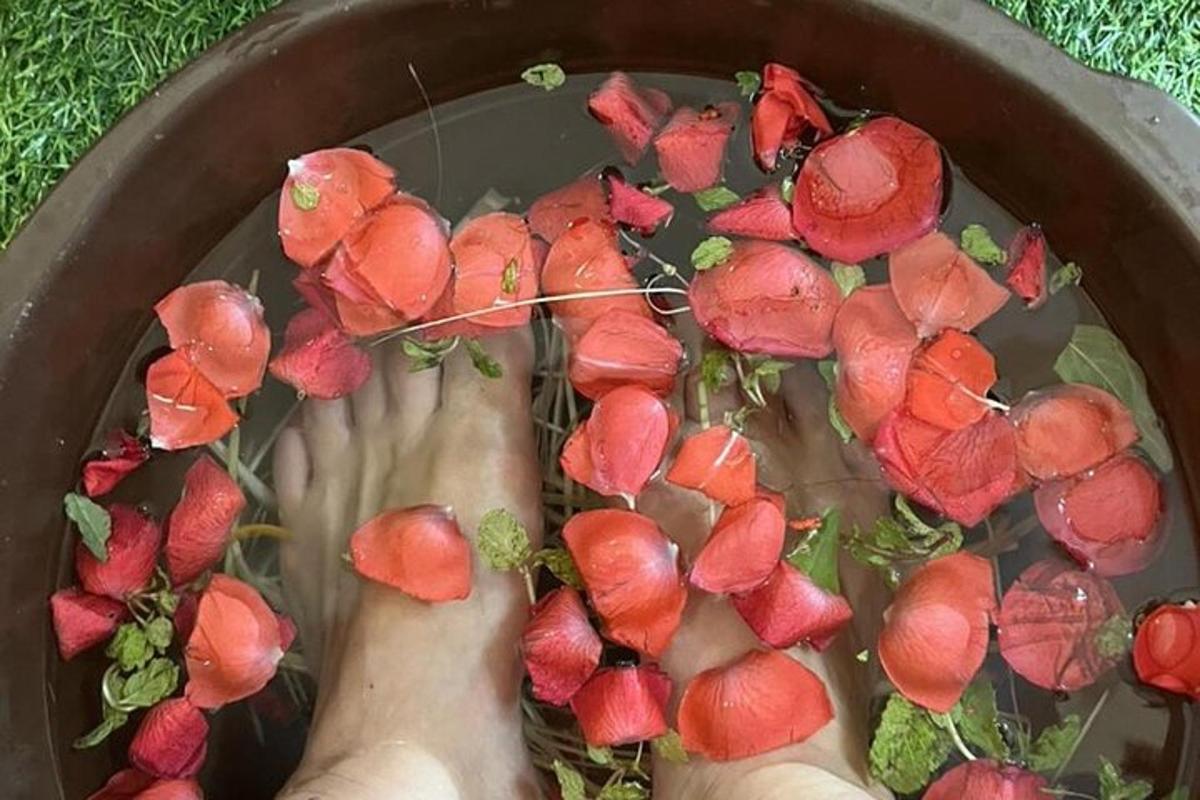 i piedi di una persona in una pentola d'acqua con fragole
