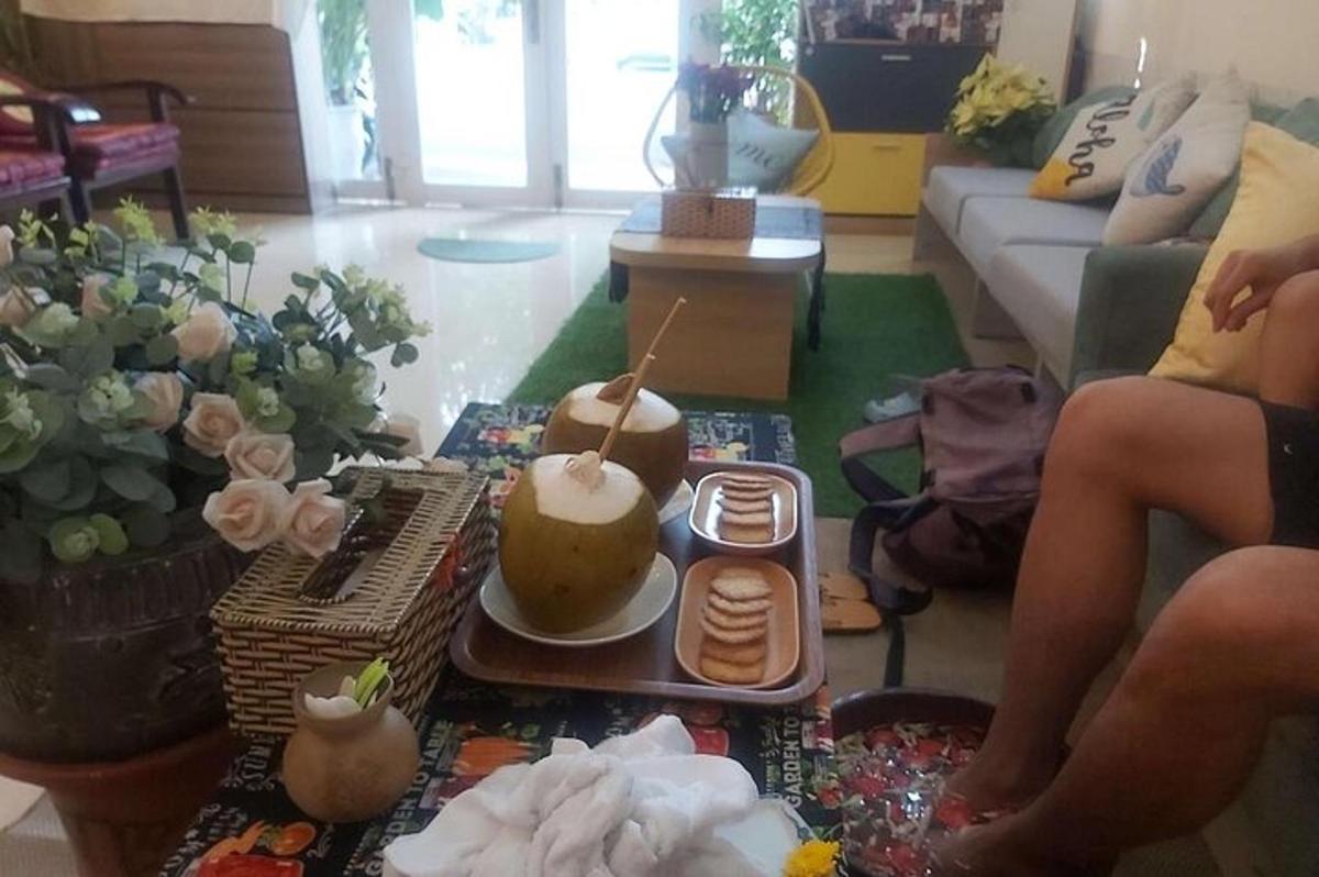 вітальня зі столом, на якому лежить торт