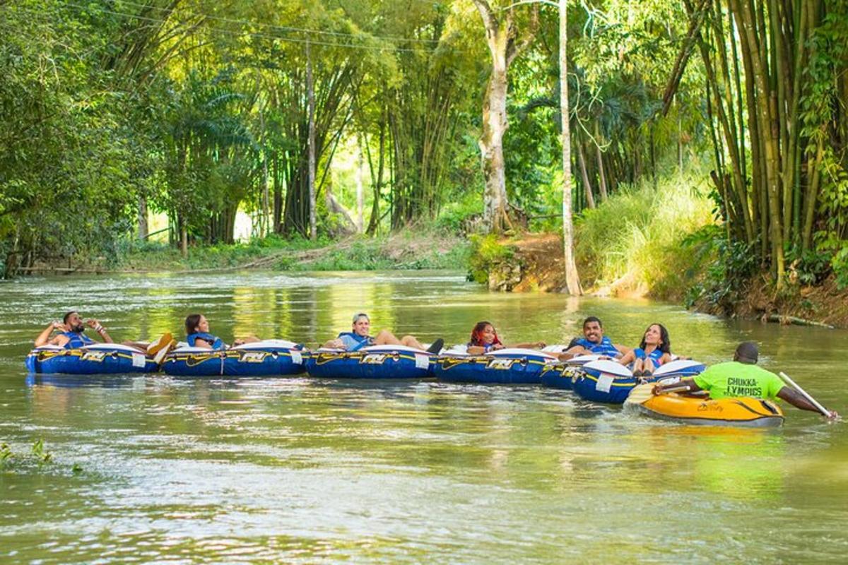 sekumpulan orang yang menaiki tiub di sungai
